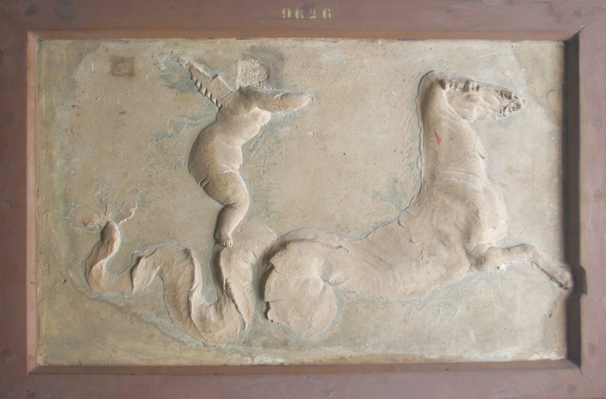 Stuc provenant d’un <i style='max-width: 1028px;max-width: min(100%,1028px); max-height: 10000px'>colombarium</i> à Pouzzoles actuellement conservé dans les réserves du Musée archéologique National de Naples
